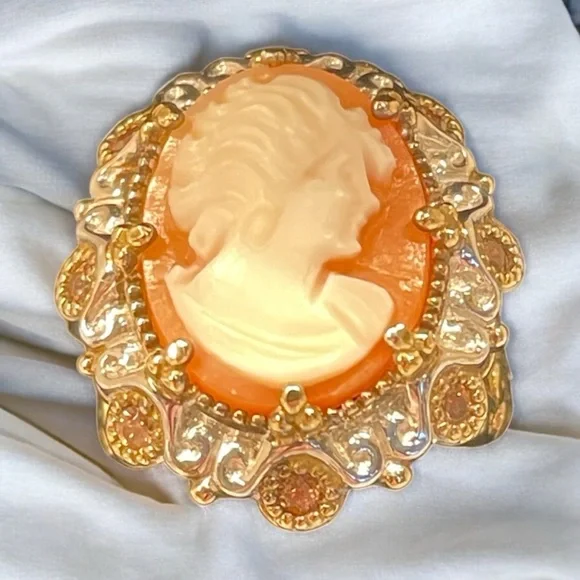 Authentic Carved Shell Cameo Ring Set in Sterling & 18kt Vermeil  NWB   size 5 - Picture 4 of 13